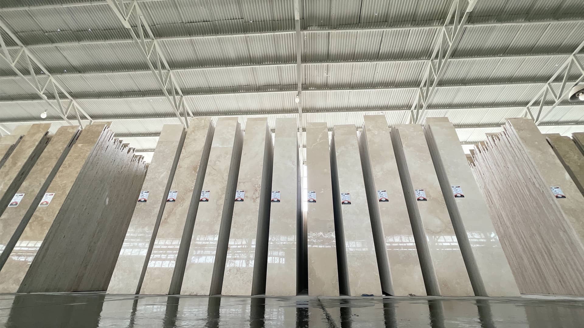 مزایای استفاده از سنگ تراورتن سفید - سنگ تراورتن سفید - خرید سنگ تراورتن سفید - خرید تراورتن سفید - قیمت تراورتن سفید - سنگ تراورتن سفید چیست؟ مقایسه، مزایا، قیمت و بهترین برندها در ایران - صنایع سنگ آوش