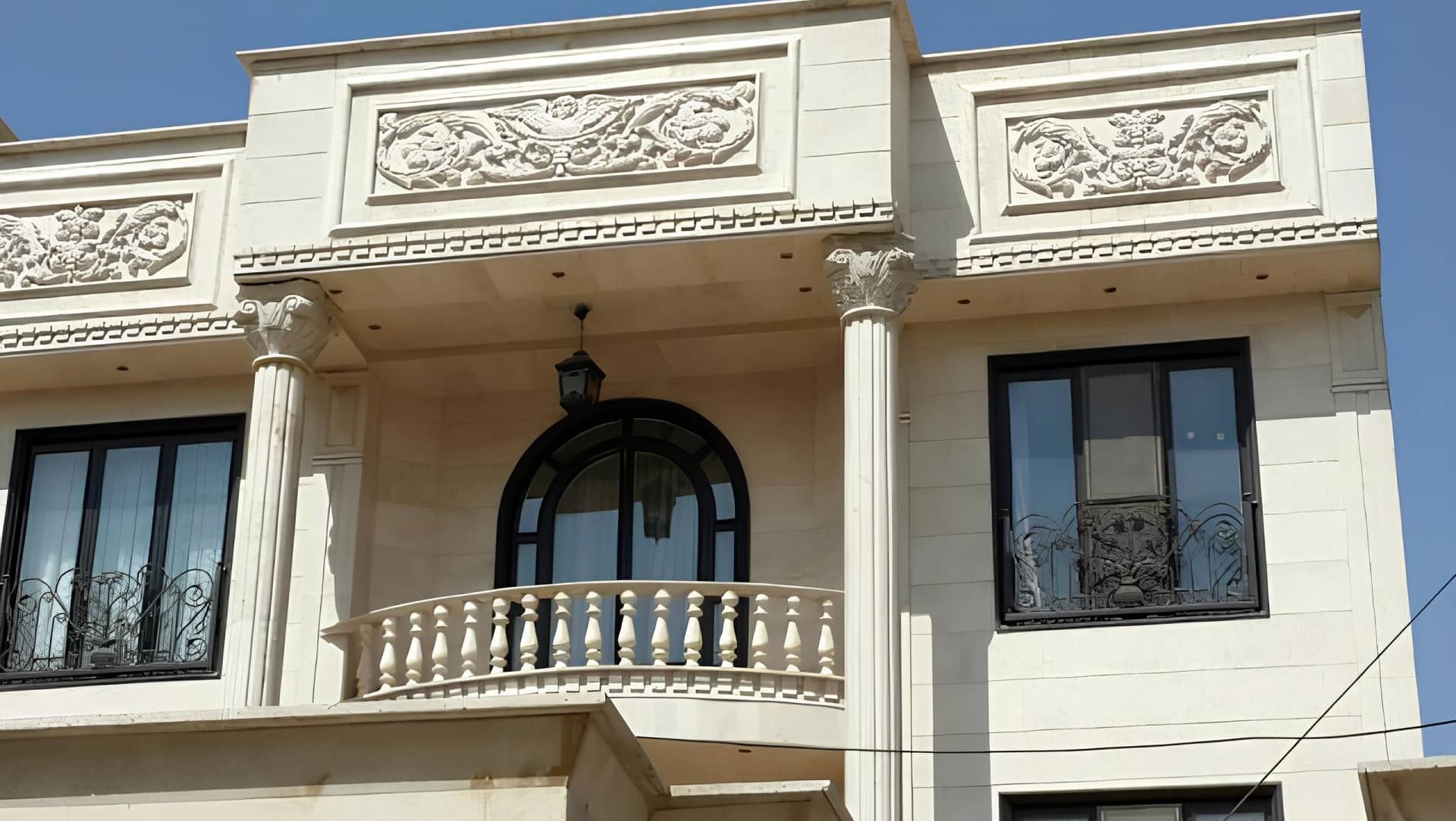 چرا نسل جدید معماران دوباره به سنگ طبیعی علاقه‌مند شده‌اند| معماری معاصر | نسل جدید معماران | سنگ طبیعی در معماری مدرن | معماری مدرن | بازگشت به طبیعت | مصالح ساختمانی | مصالح ساختمانی طبیعی | صنایع سنگ آوش