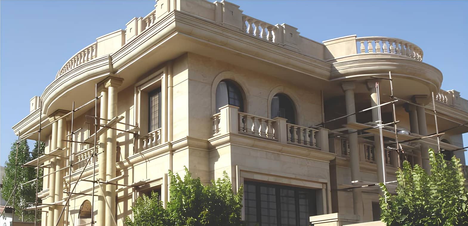 چرا نسل جدید معماران دوباره به سنگ طبیعی علاقه‌مند شده‌اند| معماری معاصر | نسل جدید معماران | سنگ طبیعی در معماری مدرن | معماری مدرن | بازگشت به طبیعت | مصالح ساختمانی | مصالح ساختمانی طبیعی | صنایع سنگ آوش