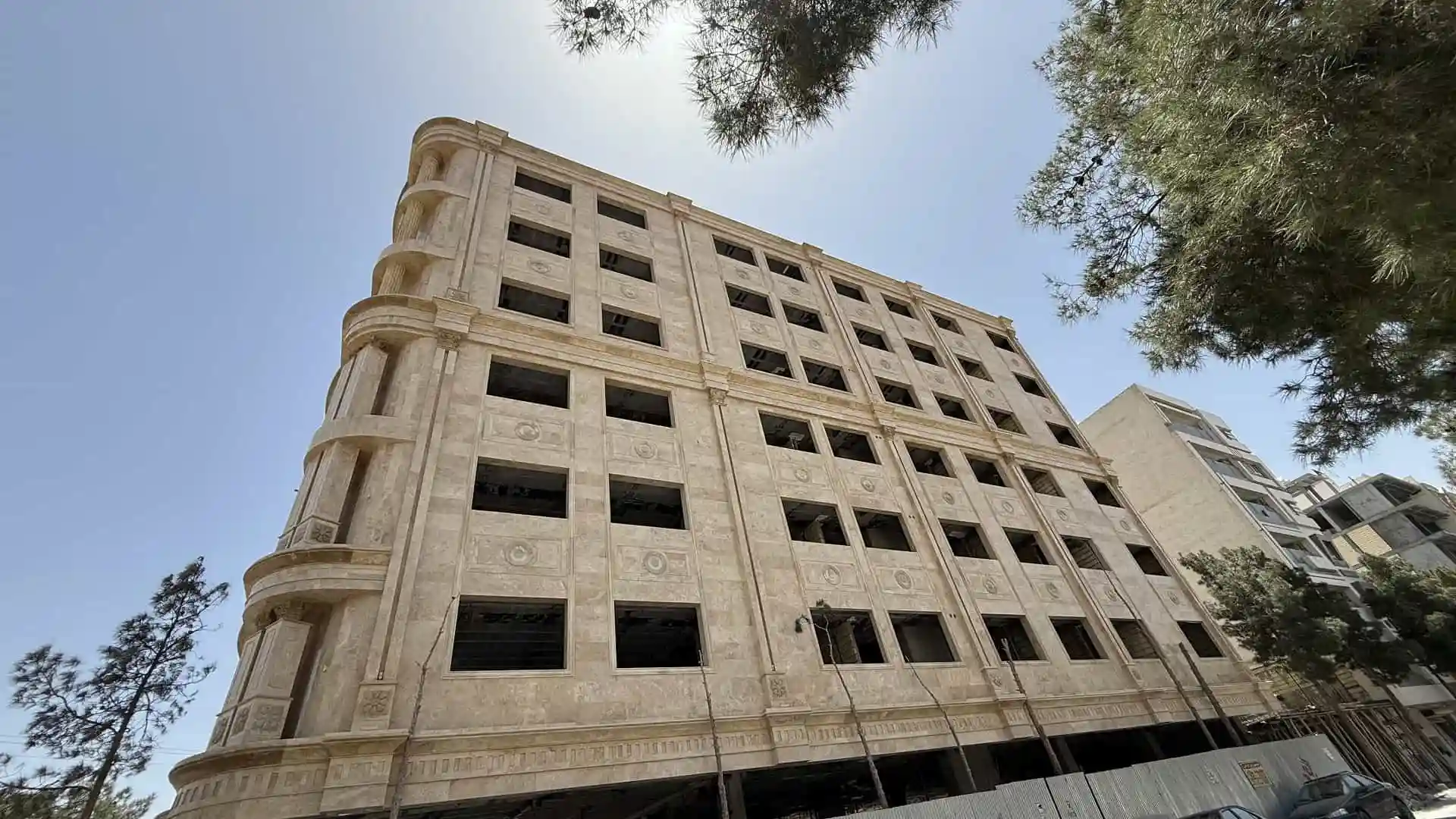 تکنیک‌های مدرن نصب سنگ تراورتن و اجرای سنگ تراورتن در فضاهای خاص - اجرای مدرن سنگ تراورتن - سنگ آوش