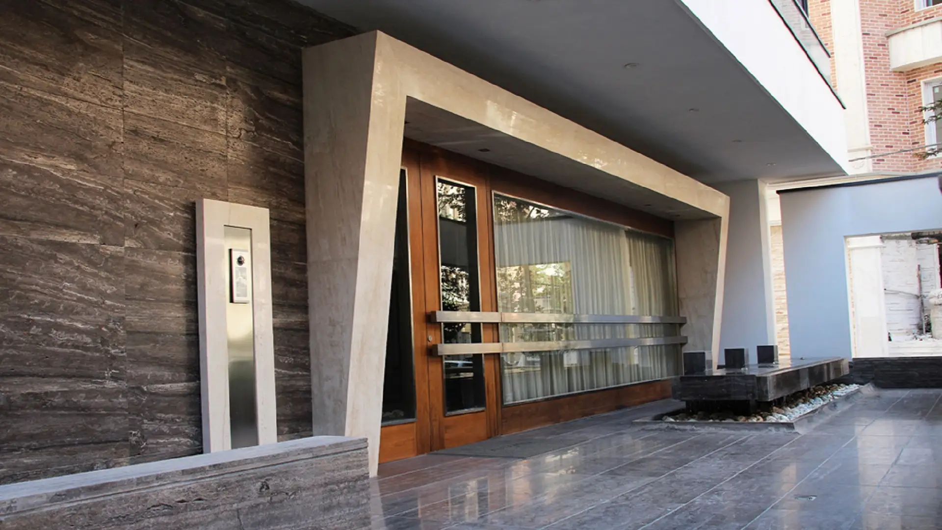 تفاوت سنگ تراورتن تکاب عسلی و سیلور در نمای ساختمان | مقایسه تراورتن عسلی و سیلور | تفاوت تراورتن عسلی و سیلور