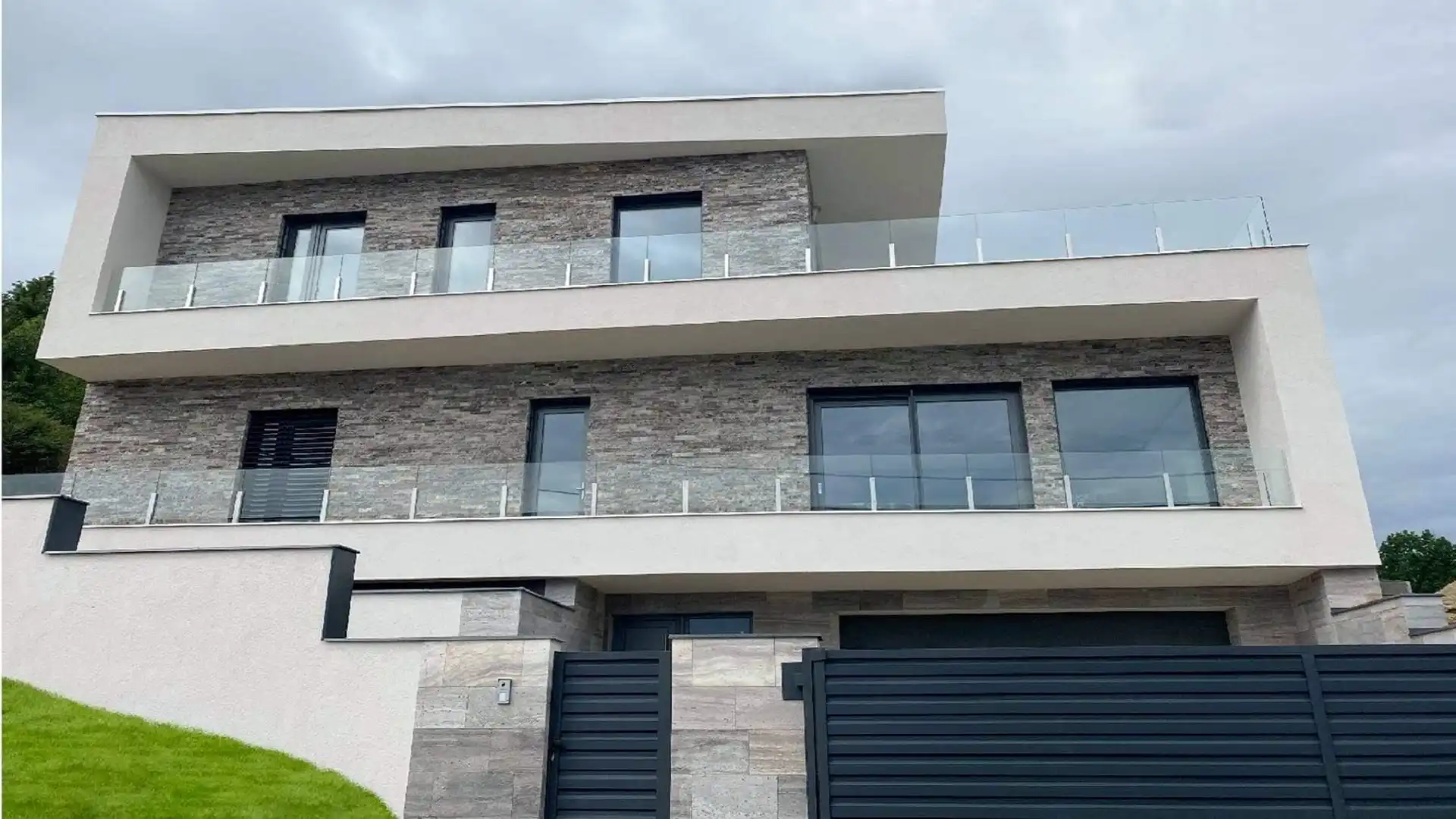 سنگ تراورتن تکاب سیلور برای نمای مدرن | تراورتن سیلور تکاب | سنگ نمای مدرن سیلور | سنگ تراورتن طوسی نما | خرید سنگ تراورتن سیلور