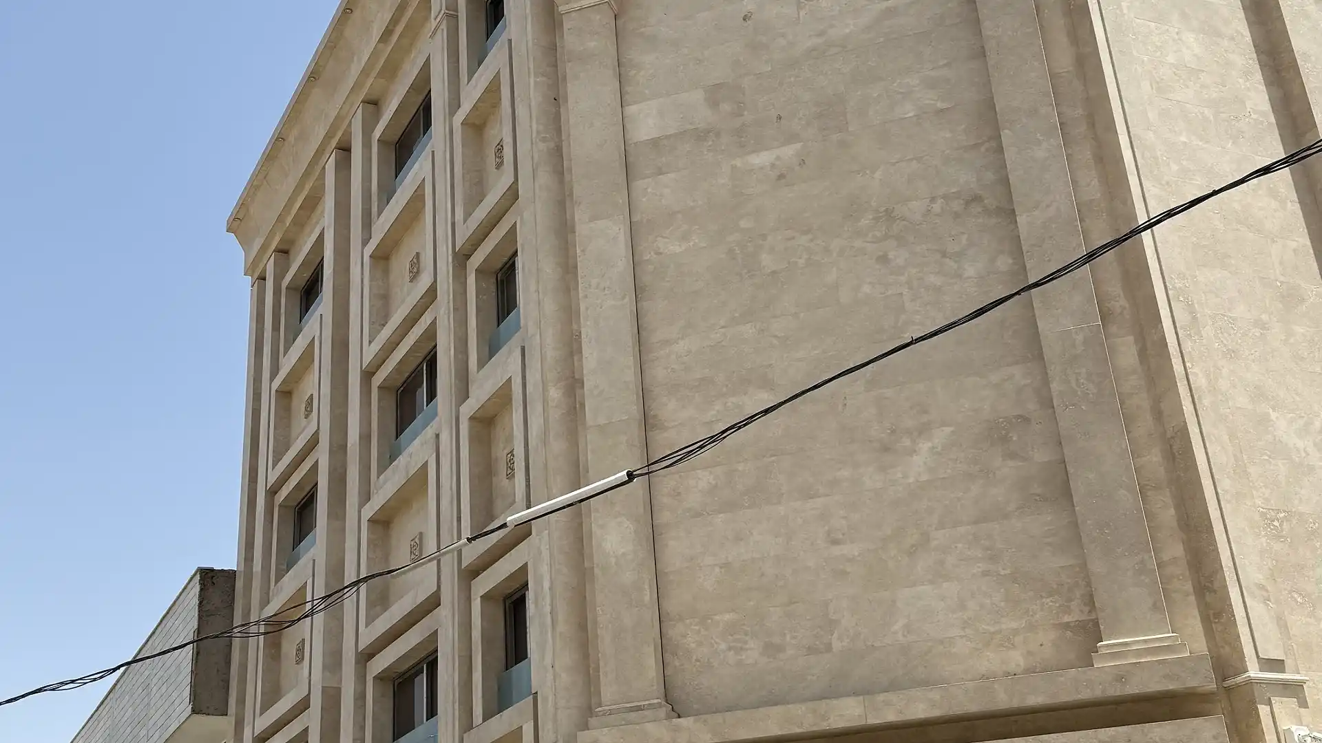 سنگ تراورتن تکاب عسلی برای نمای ساختمان | تراورتن عسلی تکاب | سنگ نما عسلی | بهترین سنگ تراورتن برای نمای کلاسیک | خرید سنگ تراورتن عسلی