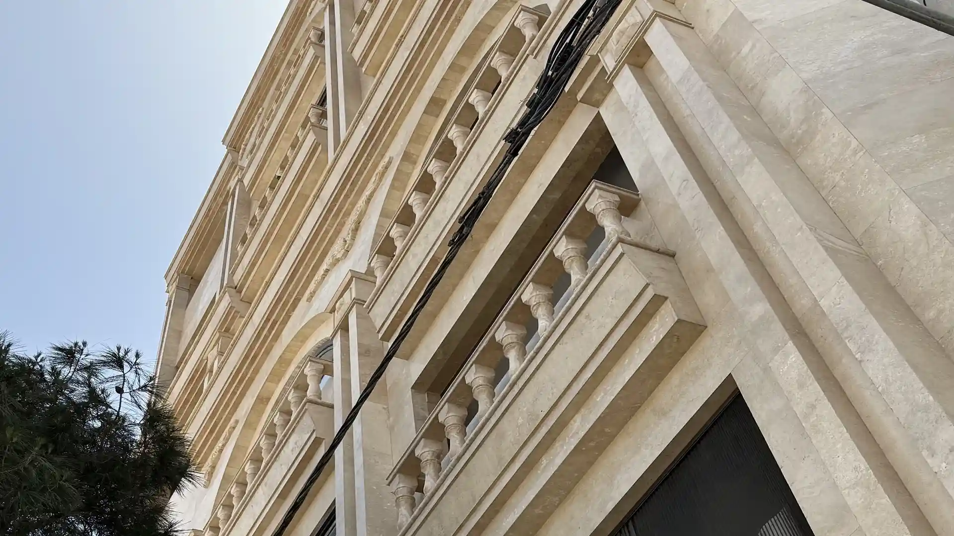 تفاوت سنگ تراورتن تکاب عسلی و سیلور در نمای ساختمان | مقایسه تراورتن عسلی و سیلور | تفاوت تراورتن عسلی و سیلور