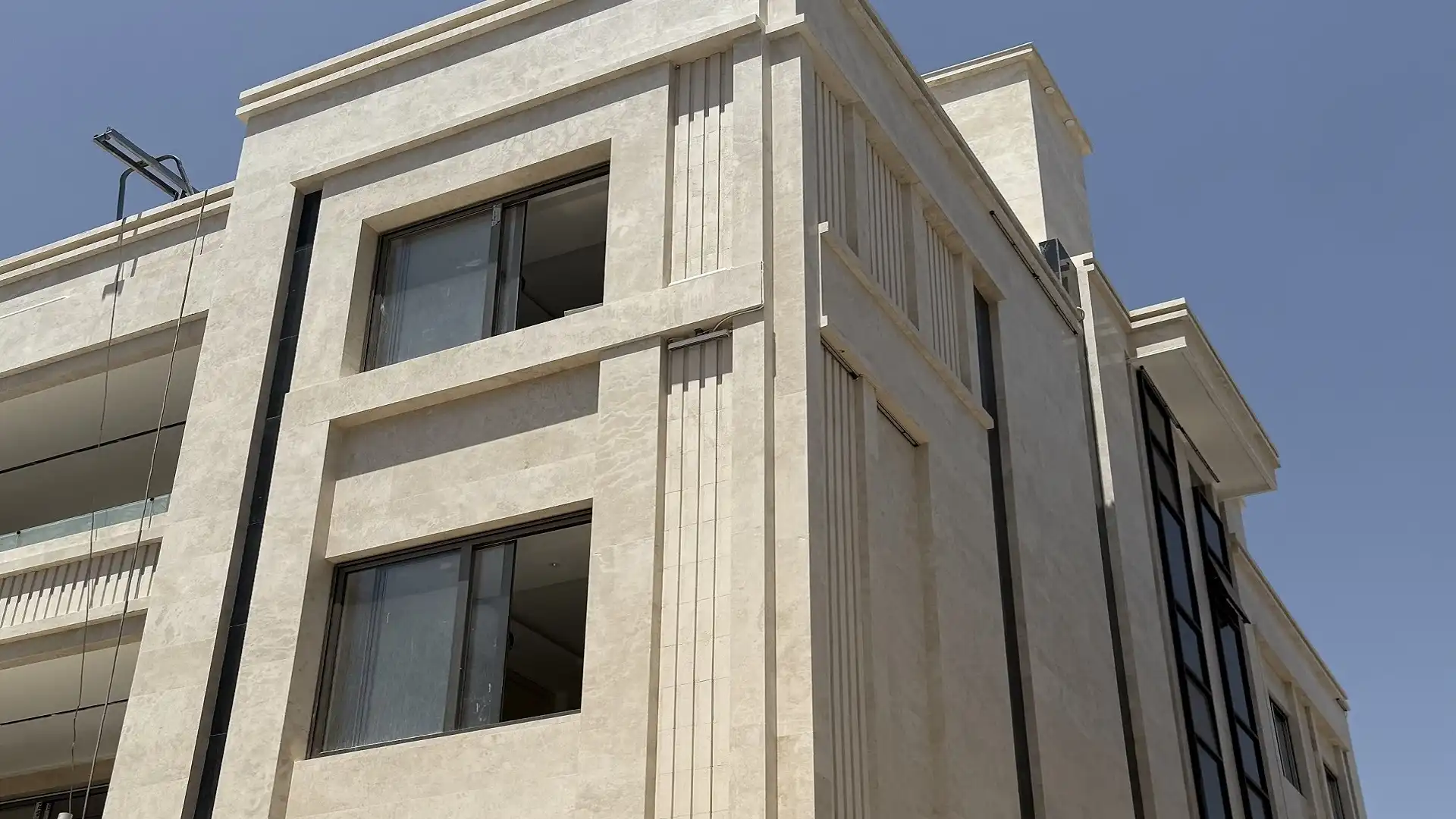 سنگ تراورتن تکاب عسلی برای نمای ساختمان | تراورتن عسلی تکاب | سنگ نما عسلی | بهترین سنگ تراورتن برای نمای کلاسیک | خرید سنگ تراورتن عسلی